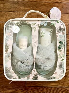 Plush Women's Slippers & Foot Care Set w/ Vanilla Mint Foot Balm & Scrub (NEW)